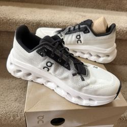 Cloudtilt Size 8 Women’s Black And Ivory  Brand New