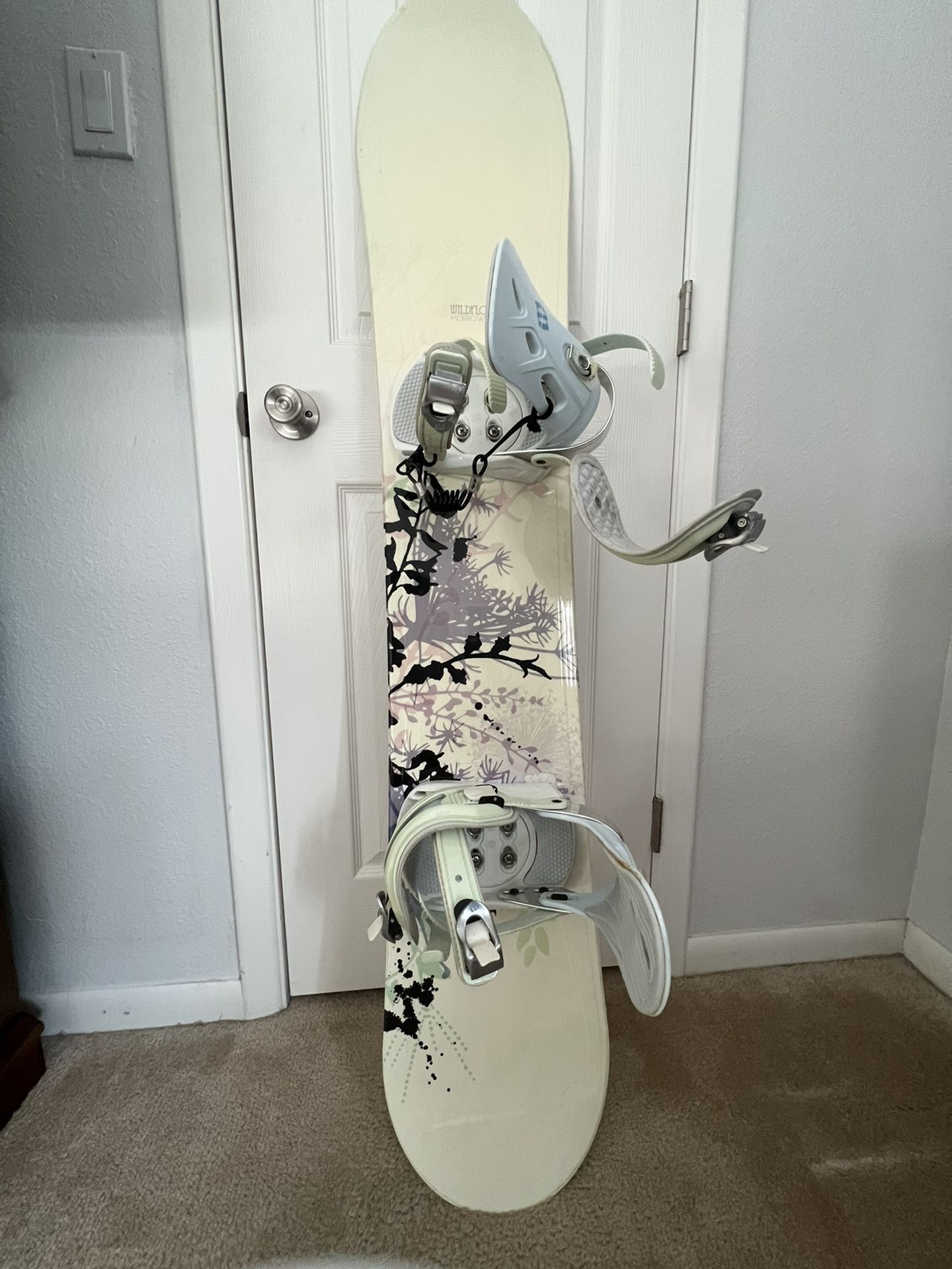 MORROW WILDFLOWER 48 SNOW BOARD WITH BINDERS IN GREAT CONDITION