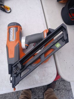 Clabadora ridgid 18v brushless para clavos saiz 15 solo herramienta