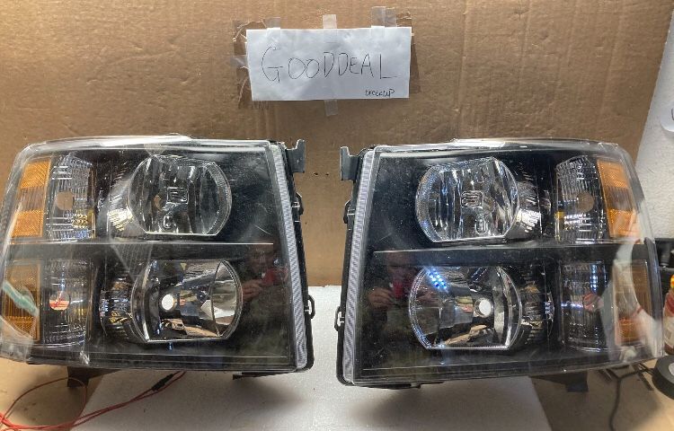 *USED* #OH118 FIT 2007-2013 Chevrolet Silverado 1500/2500/3500 Chevy Black Halogen Headlight Head Lights Pair Set
