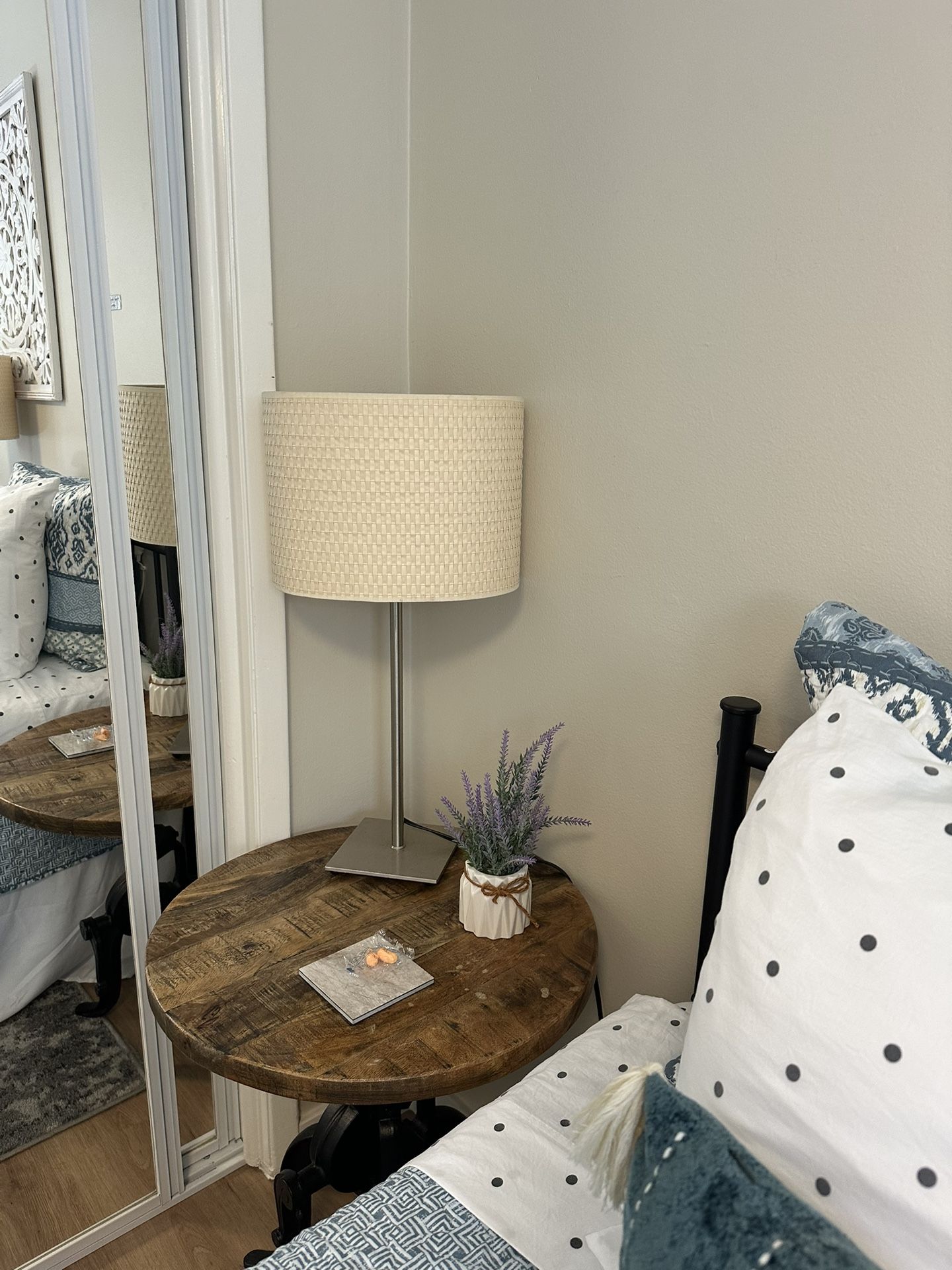 Night Stands / Table Lamp