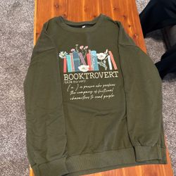 Booktrovert Graphic Crewneck Sweatshirt