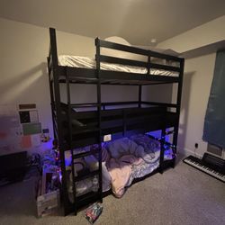 Triple-Decker Bunkbeds 