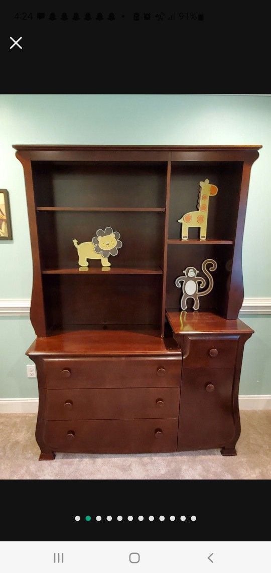 Dresser With Hutch
