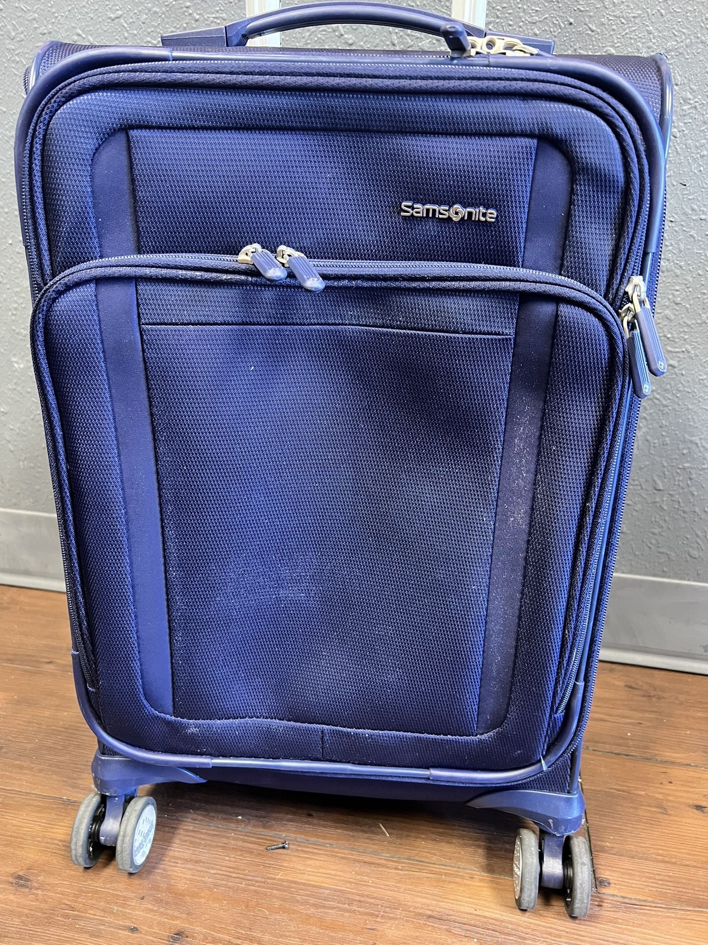 Samsonite Renew Softside 20'' Spinner Carry-ON, Navy