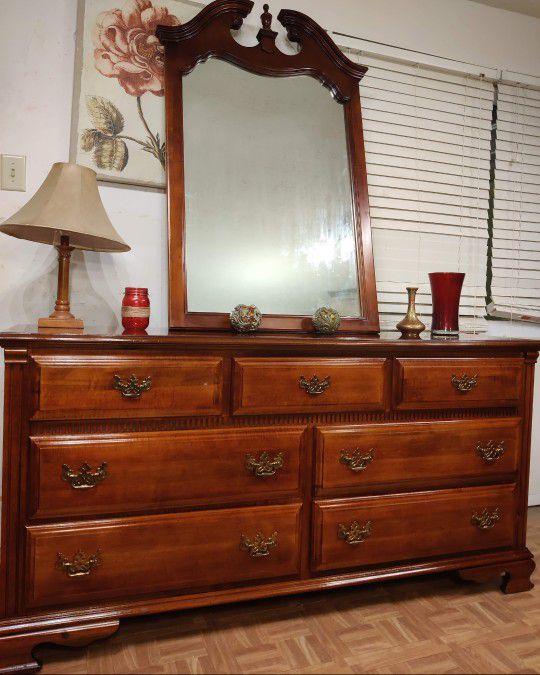 Like new  wooden LILLIAN VERNON FURNITURE dresser with big drawers & mirror in great condition all drawers working well dovetail drawers driveway pick