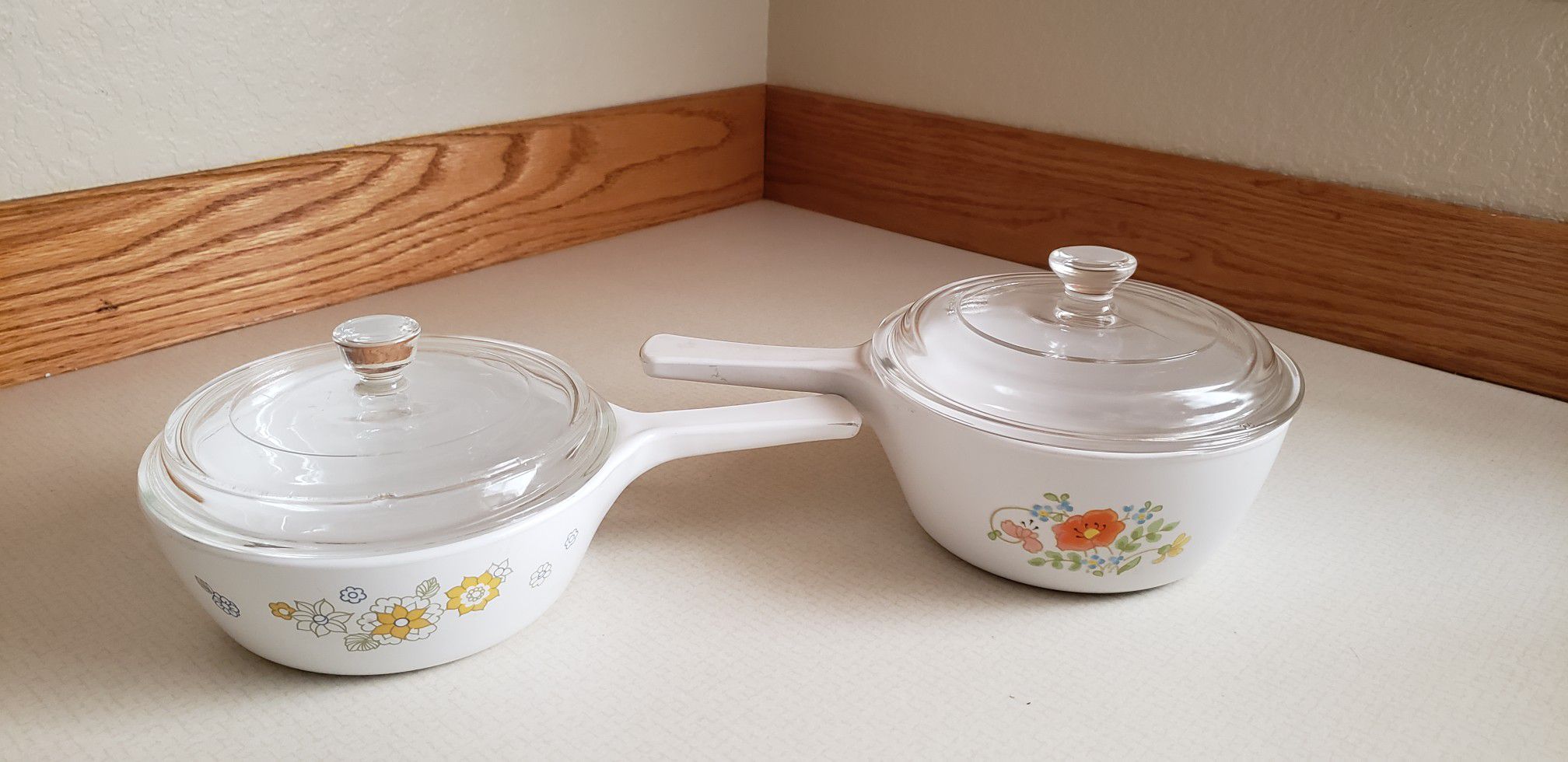 Two vintage Corning ware with lids