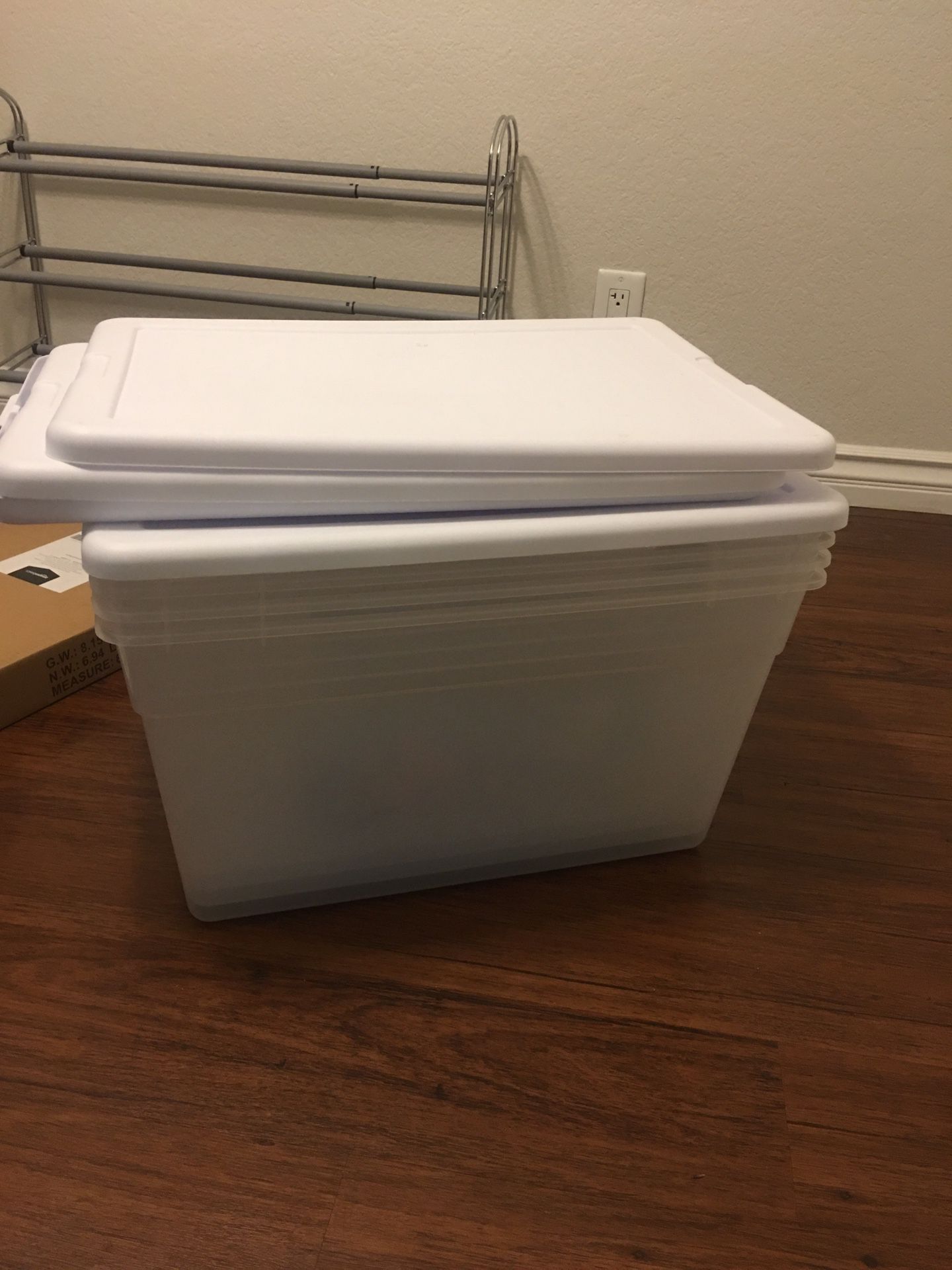 4 storage containers with lids
