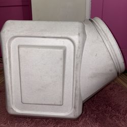 GAMMA2 stackable pet food container