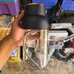Portable blender/juicer bottle