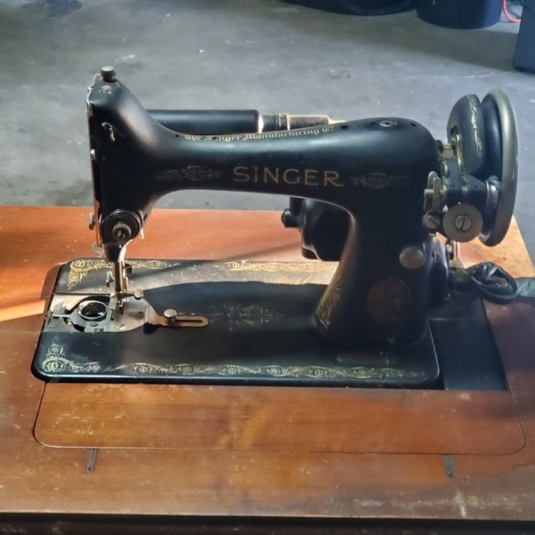 Singer Sewing Machine MUST SELL ASAP