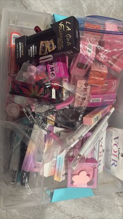 Cosméticos diferentes marcas  100 unidades por 100. Te quedan en un dollar la unidad