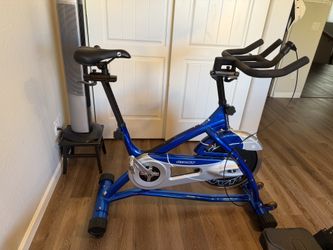 Giant Indoor Spin Bike / Exercise Bike – Smooth & Sturdy