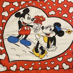 Disney’s Mickey & Minnie Hearts Love Valentine’s Scarf