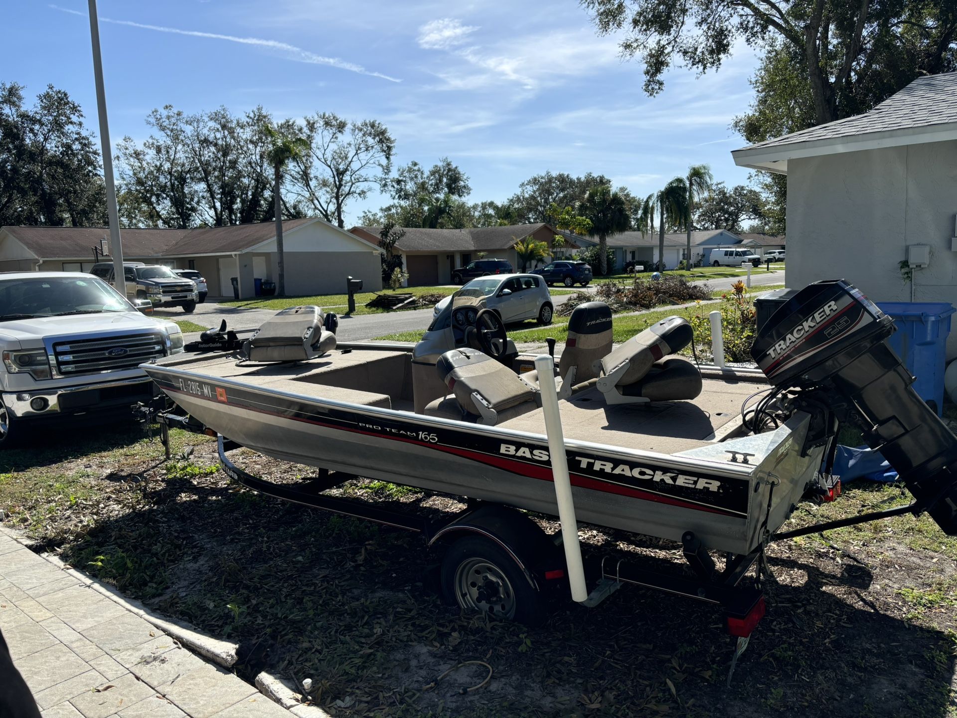 2005 Pro Bass Tracker, Brand new Batteries and Tire. Trolling Motor