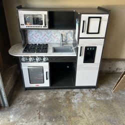 🔥 Kids Play Kitchen – Like New – Was $400, Now $100! 🔥