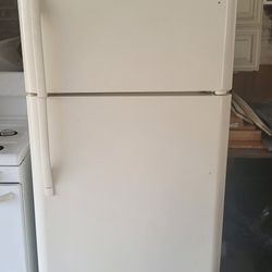 Frigidaire Refrigerator For Sale - NEEDS REFRIGERANT/FREON