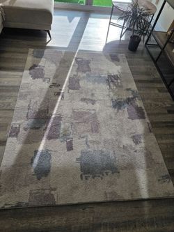 Beautiful rug. 6 monts old