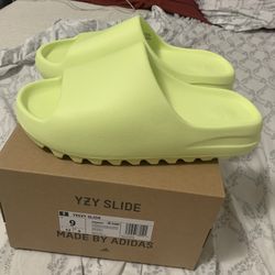 Yeezy Slides Size 9m