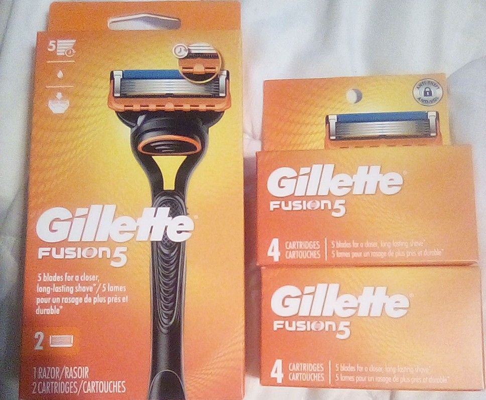 GILLETTE FUSION 5 SHAVER WITH 2-4PK REFILLS NEW!!
