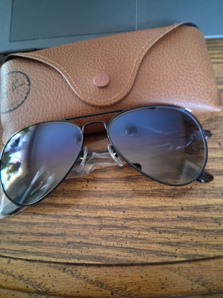 RAY BAN AVIATORS WITH BLA K FRAME AND PURPLE/FARK BLUE LENSES
