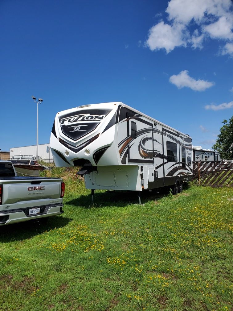 2013 Keystone Fuzion 5th Wheel Toy hauler