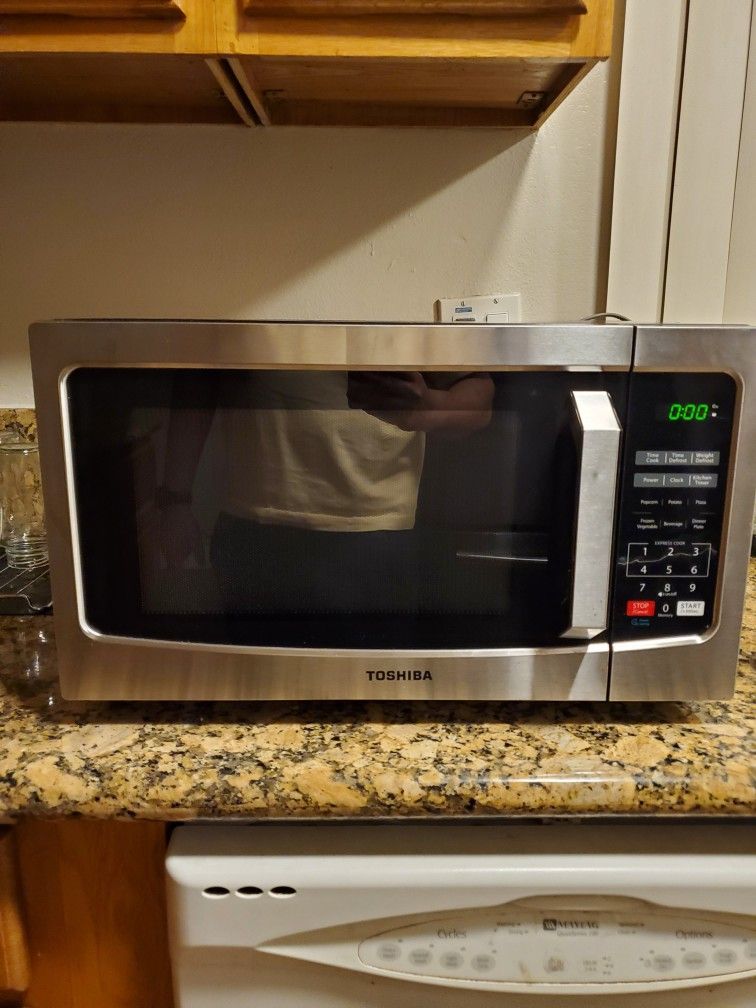 Toshiba Microwave 1.2 Cubic ft 1100 Watts
