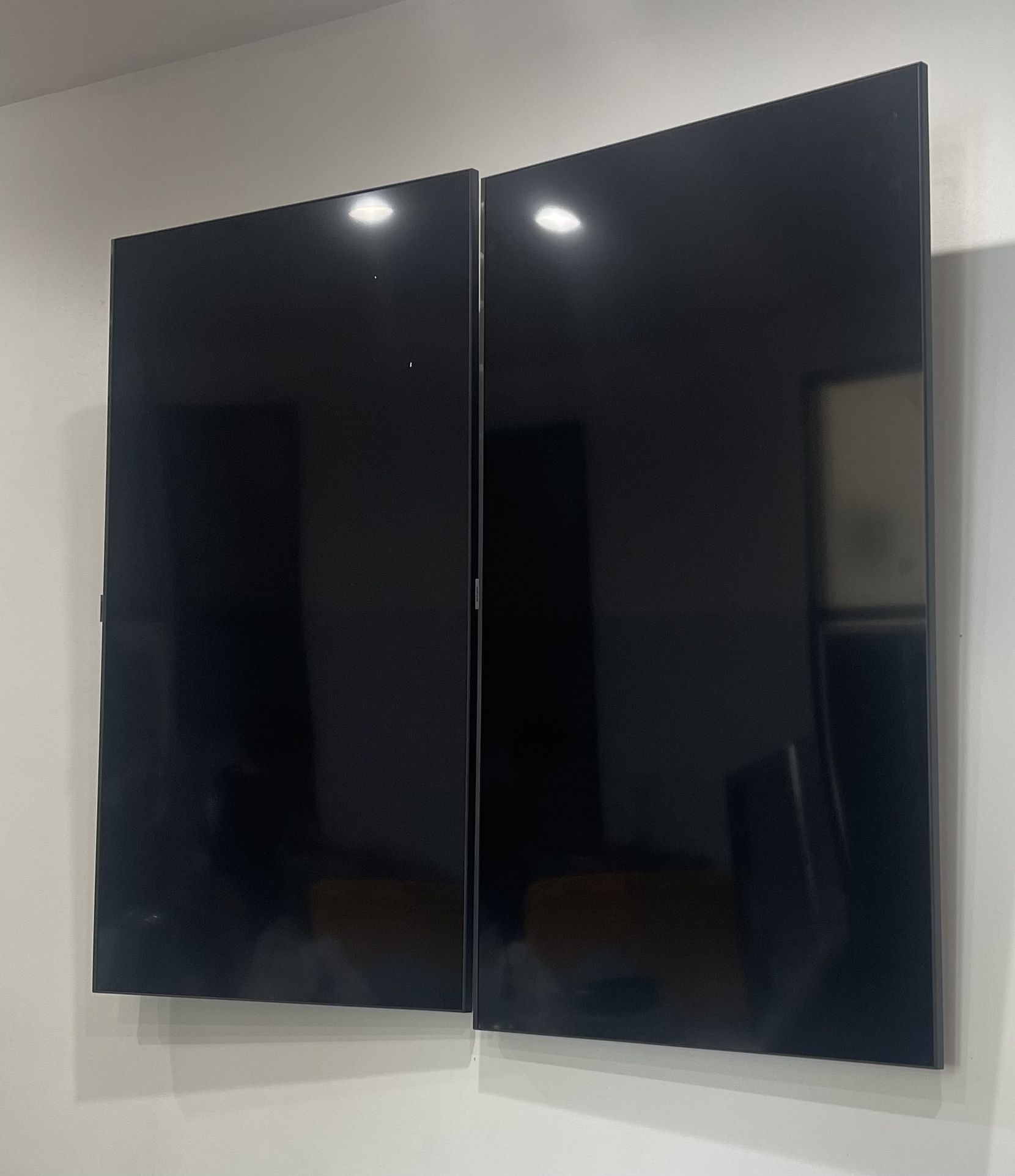 2 x Samsung 43” Smart TV