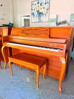 Yamaha M305 Oak Upright Piano