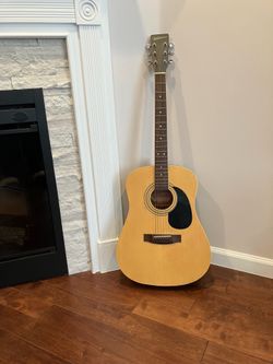 Silvertone SAW-028A Acoustic Guitar – Great Condition, Plays Well.Includes gig bag