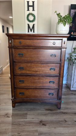 Wooden chest of drawers