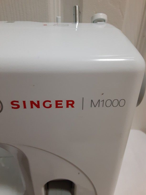 Pre-owned  Singer Sewing Machine