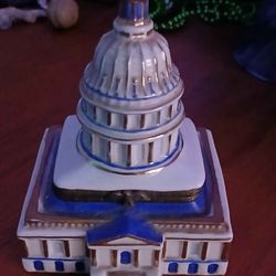 Miniature porcelain replica of the US Capitol Building