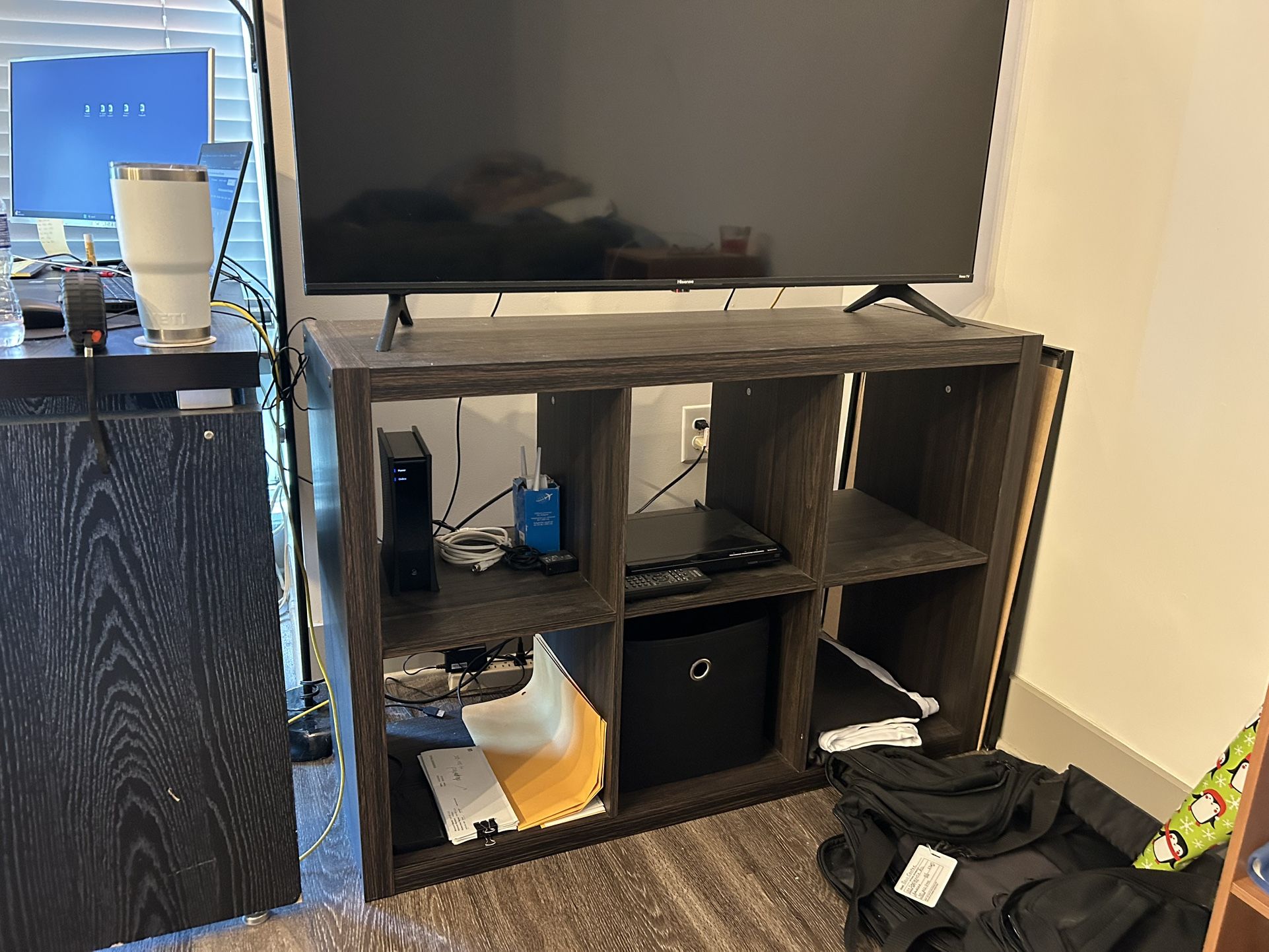 6 Cube Cubby organizer TV Stand