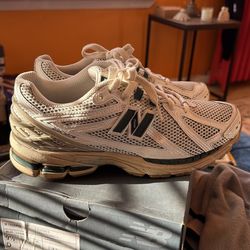 New Balance 1906R Sea Salt with Nightwatch Green & Pebble size 9.5