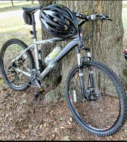 Diamondback Response SE 26" Mountain Bike w/helmet and gloves