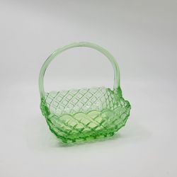 Vintage L.E. Smith Green Glass Basket – Trellis Diamond Lattice Pattern.
Pre-owned, very good shape, display item. No chips or cracks.
Perfect as a sp