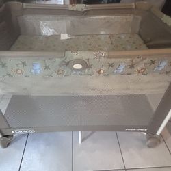 *Great Condition* Pack N Play With infant Insert