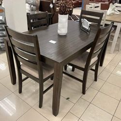 ROKANE BROWN DINING TABLE AND CHAIRS (SET OF 7