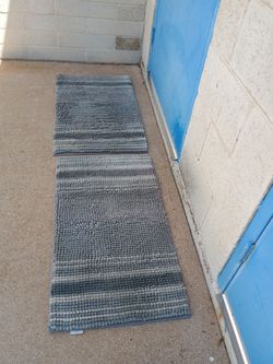 2 Two Very Nice Matching Throw Rugs