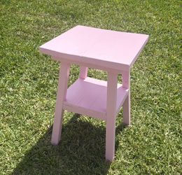 Selling a pink side table, measuring 18.5x18.5x25.