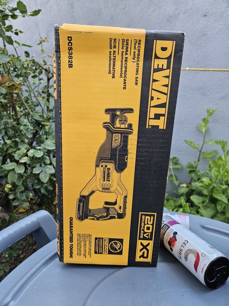 DEWALT XR SAWZALL TOOL ONLY