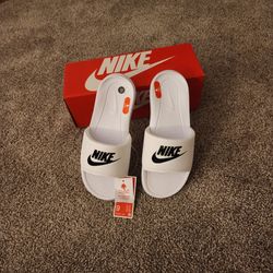 Nike Victori One Slide Sandles White/Black-White Women's Size 9 NWT
•Soft foam cushioning