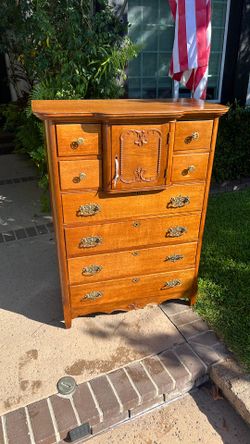 Antique chest of drawers