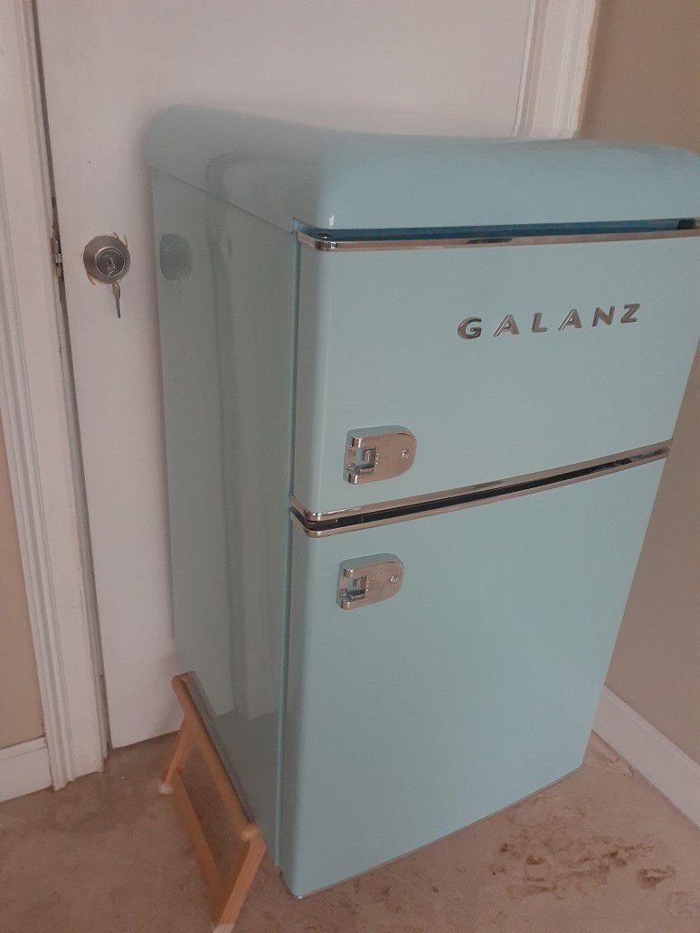 Mini Fridge Galanz Retro Blue for Sale in Sarasota, FL - OfferUp