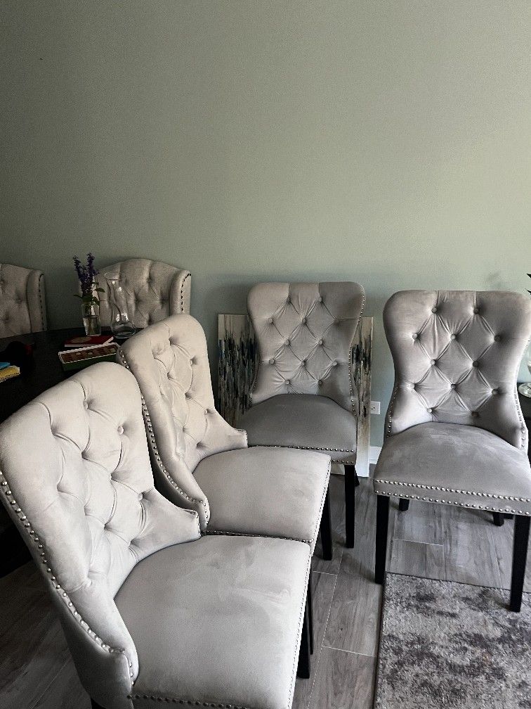 Set Of 4 Dining Chairs- Near New Condition