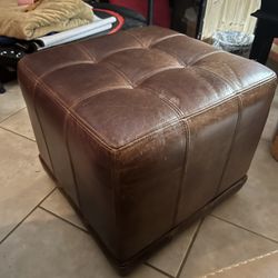 LEATHER SQUARE OTTOMAN 