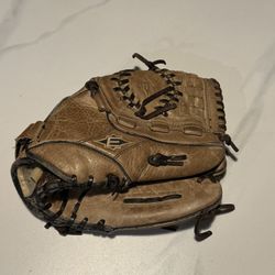 Easton baseball glove RHT