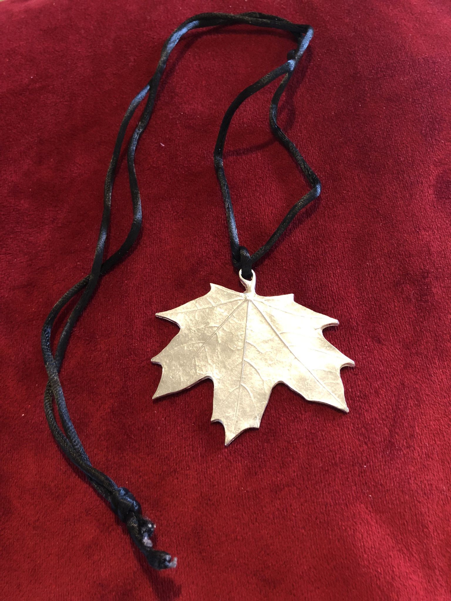 Pendant Metal Maple Leaf 
