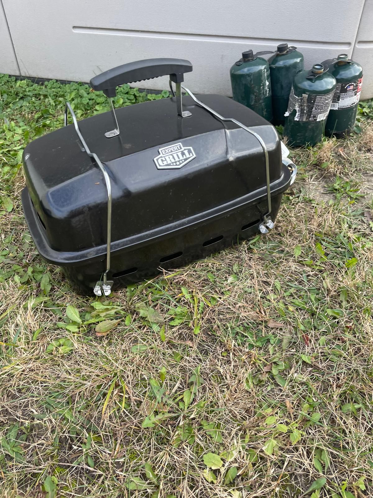 Portable BBQ grill Great For Camping Comes With 4 Propane Tanks